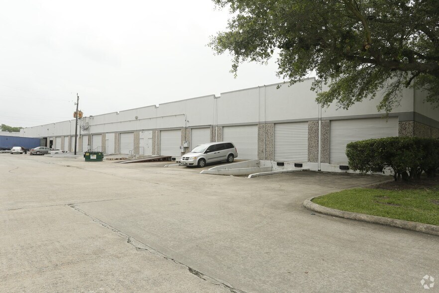 More Photos Of 5803 Sovereign Dr, Houston Warehouse For Lease