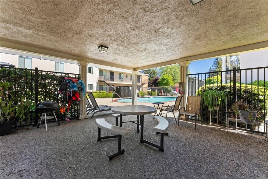 More Photos Of 915 Johnfer Way, Sacramento Apartments For Sale