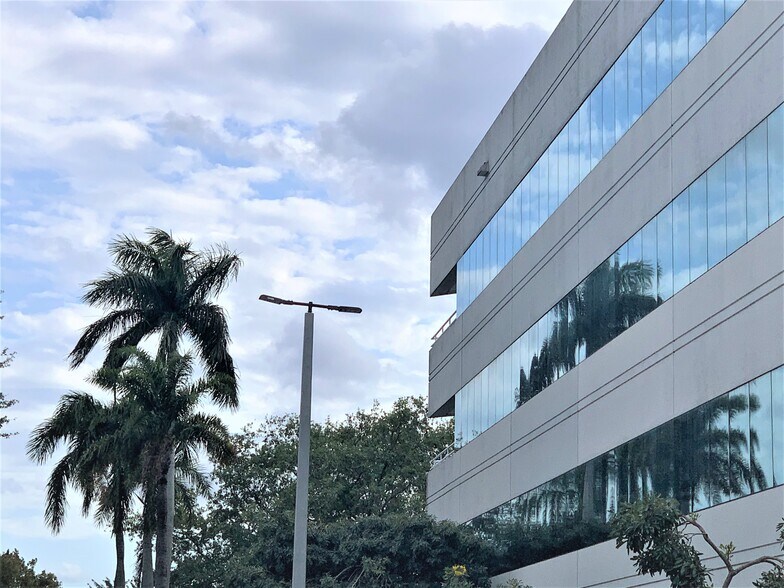 More Photos Of 5959 Waterford District Dr, Miami Office For Lease