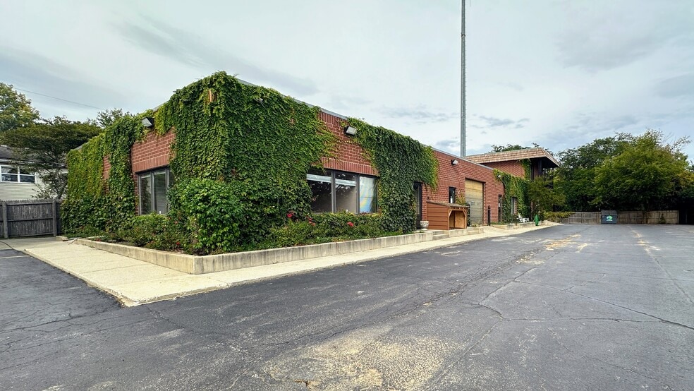 More Photos Of 100 N Skokie Hwy, Lake Bluff Warehouse For Lease