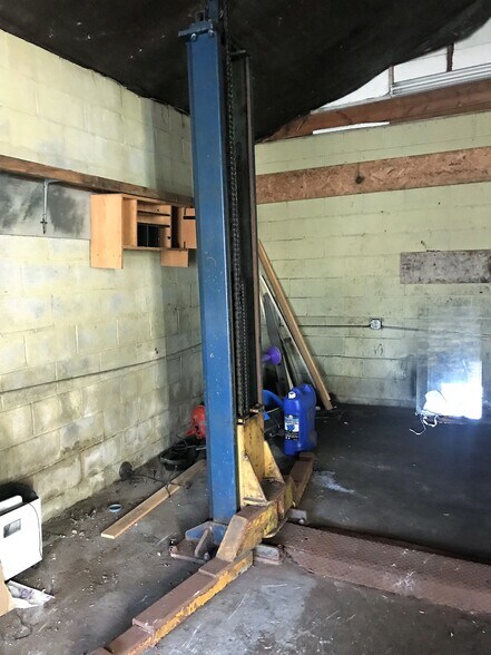 More Photos Of 157 Smith St, Newark Storefront Retail Office For Sale