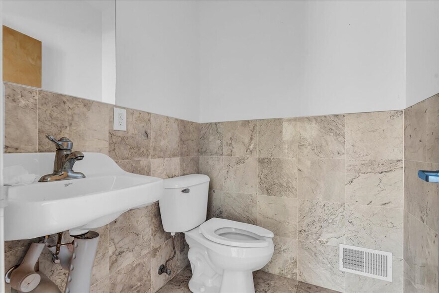 More Photos Of 4950 24th Ave, Fort Gratiot Medical For Sale