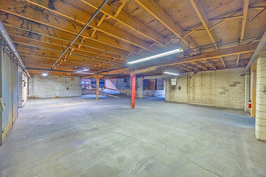 More Photos Of 213 W 1st St, Huntingburg Warehouse For Lease