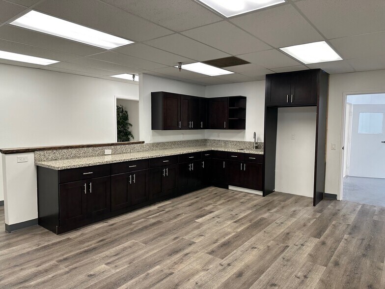 More Photos Of 1830 Lockwood St, Oxnard Warehouse For Lease