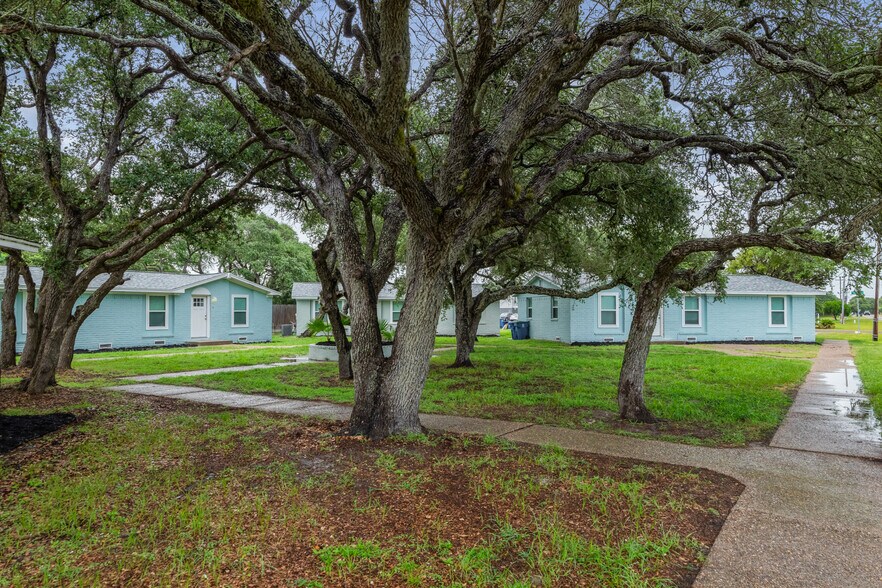 More Photos Of 1300 N Live Oak St, Rockport Multifamily For Sale