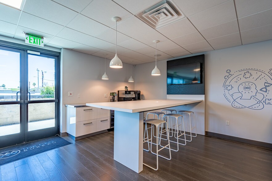 More Photos Of 531 E Bethany Home Rd, Phoenix Office For Sale