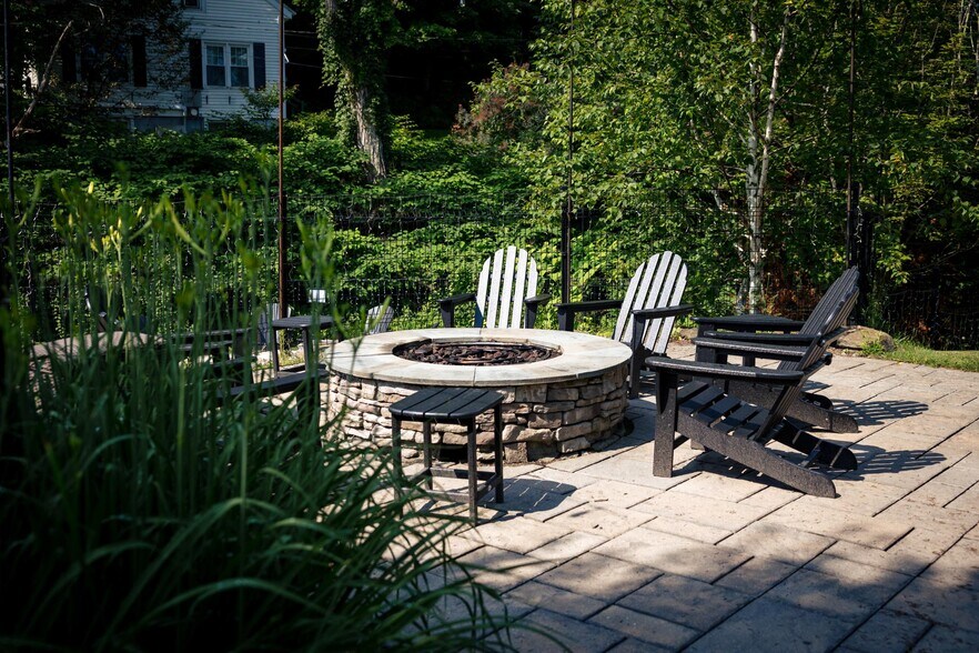 More Photos Of 18 Main St, Stowe Hotel For Sale