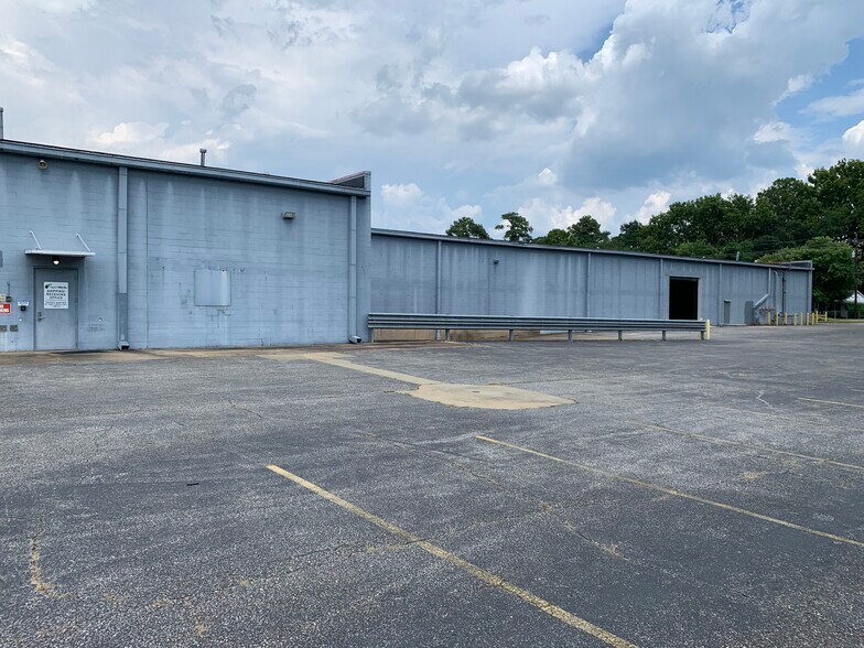 More Photos Of 2800 S MacArthur Dr, Alexandria Light Distribution For Lease