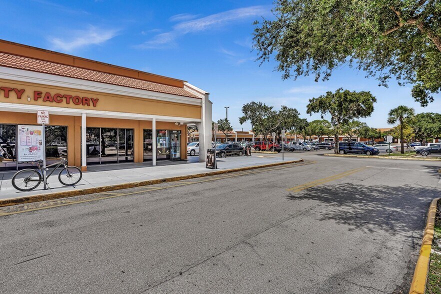 More Photos Of 8030-8384 N Pines Blvd, Pembroke Pines General Retail For Lease