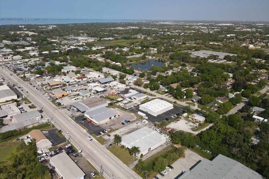 More Photos Of 2451 17th St, Sarasota Showroom For Sale