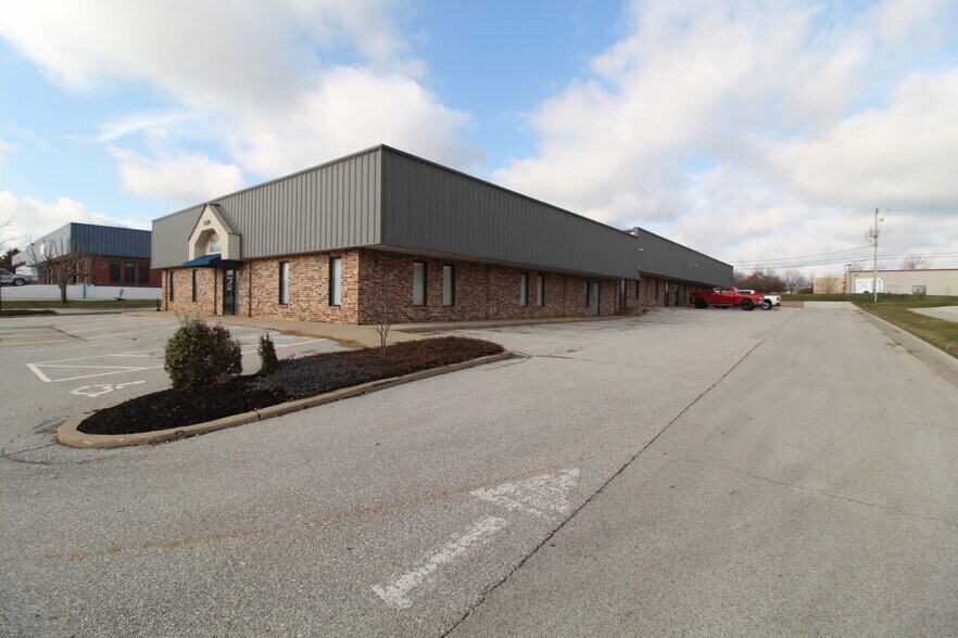 More Photos Of 7320 W 162nd St, Overland Park Showroom For Lease