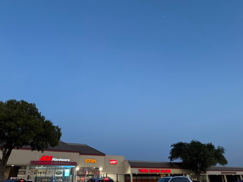 More Photos Of 910 W Parker Rd, Plano Unknown For Lease