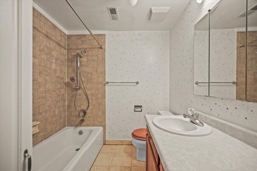 More Photos Of 1335 S Kio St, Watkins Veterinarian Kennel For Sale