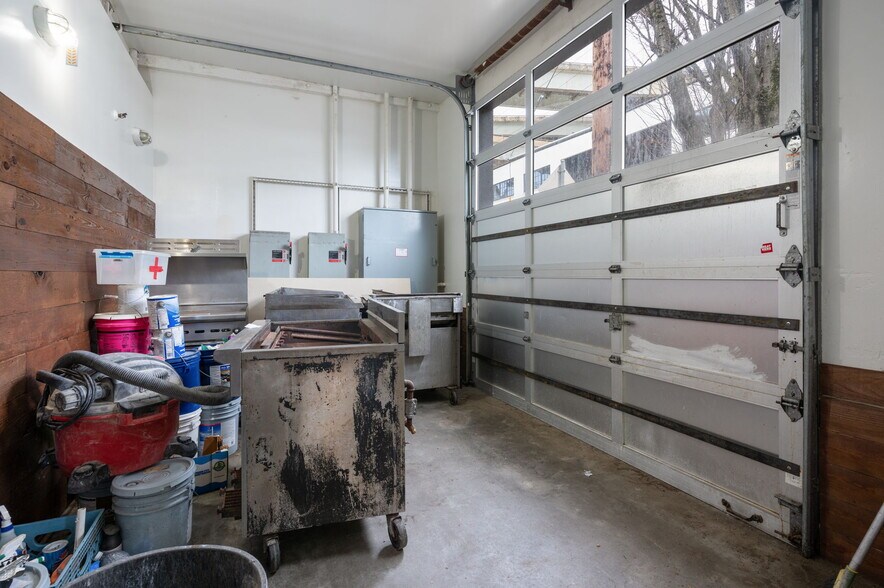 More Photos Of 1632 NW Thurman St, Portland Showroom For Lease