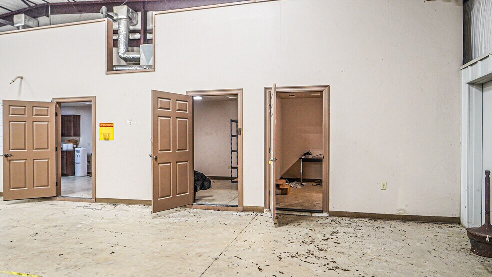 More Photos Of 5500 SW Moody St, Victoria Manufacturing For Sale