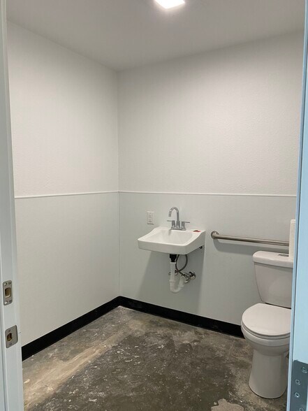 More Photos Of 2395 Monument Blvd, Concord Showroom For Lease