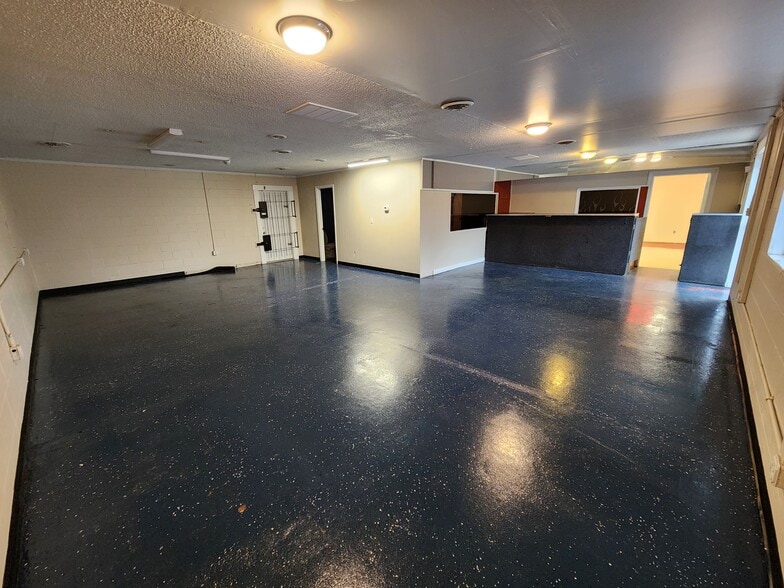 More Photos Of 2439 County Dr, Petersburg General Retail For Lease