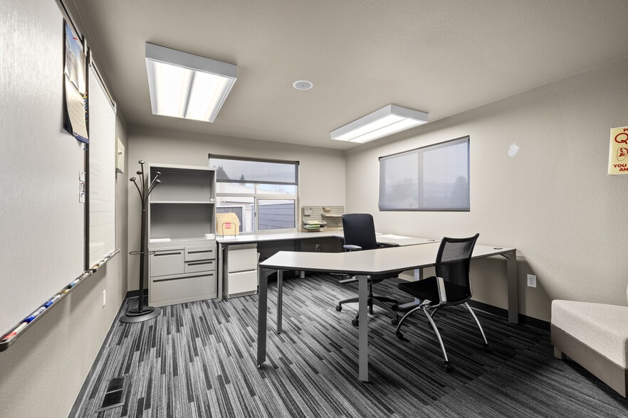 More Photos Of 115 1/2 W Wyoming St, Kalispell Showroom For Lease