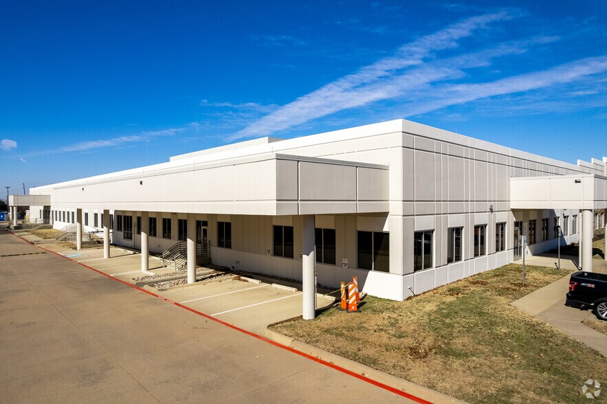 More Photos Of 2301 Marsh Ln, Plano Hospital For Lease