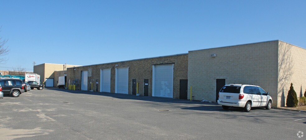 More Photos Of 681 Grand Blvd, Deer Park Warehouse For Lease