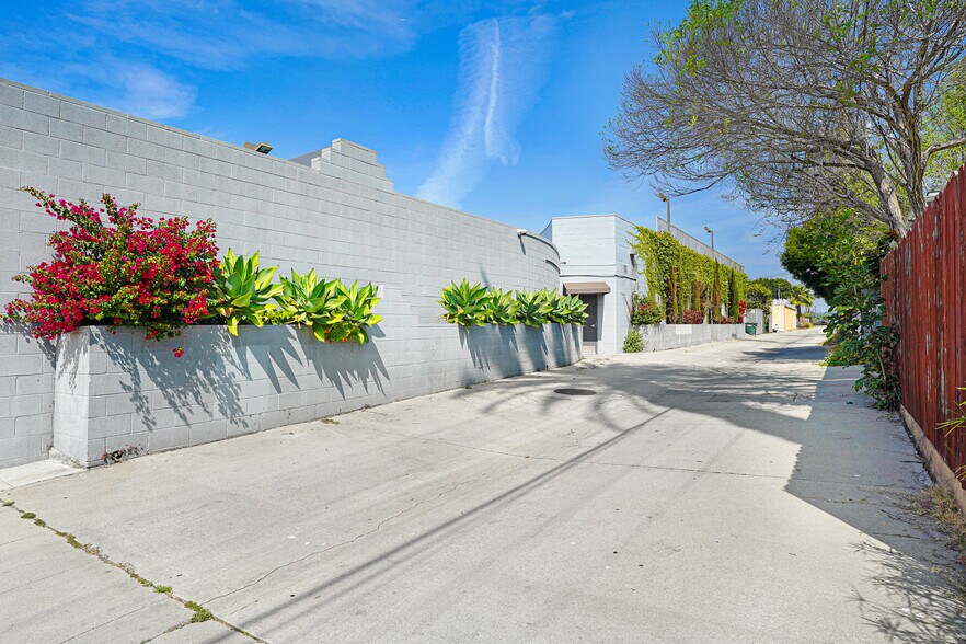 More Photos Of 5446 Sepulveda Blvd, Culver City Freestanding For Lease
