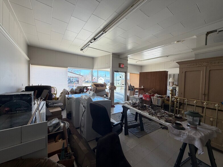 More Photos Of 87 Division St, Manistee Freestanding For Sale