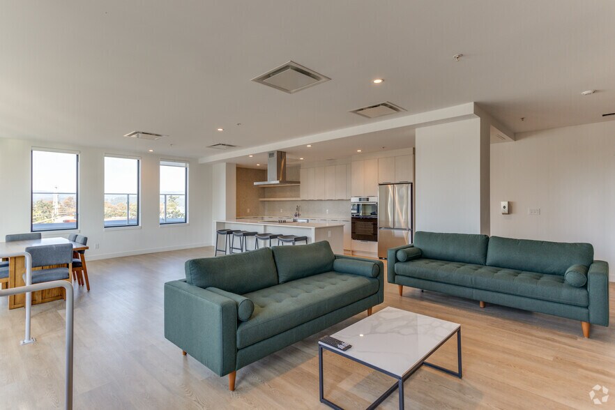 More Photos Of 612 Constance Av, Esquimalt Apartments For Lease
