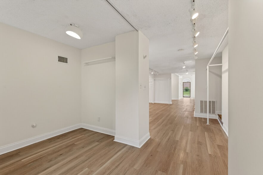 More Photos Of 1207 W 47th St, Kansas City Storefront Retail Residential For Lease