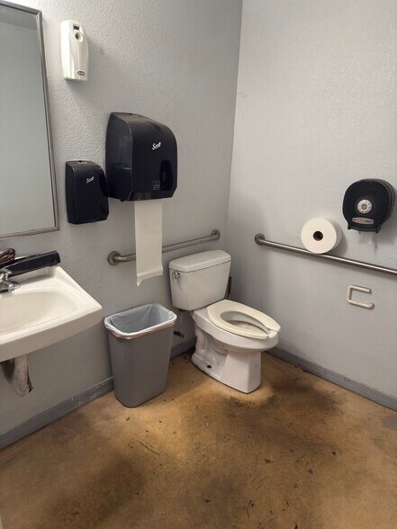 More Photos Of 5469 Williamsburg Dr, Punta Gorda Warehouse For Lease