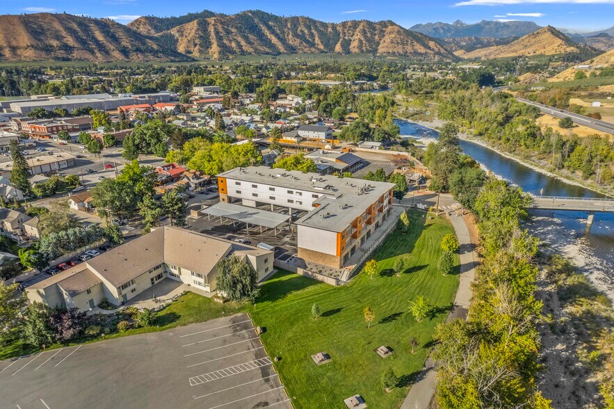 More Photos Of 412 Aplets Way, Cashmere General Retail For Lease