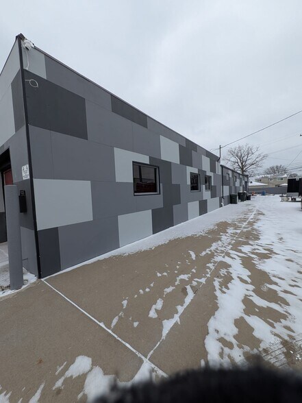 More Photos Of 20520 Stephens St, Saint Clair Shores Manufacturing For Sale