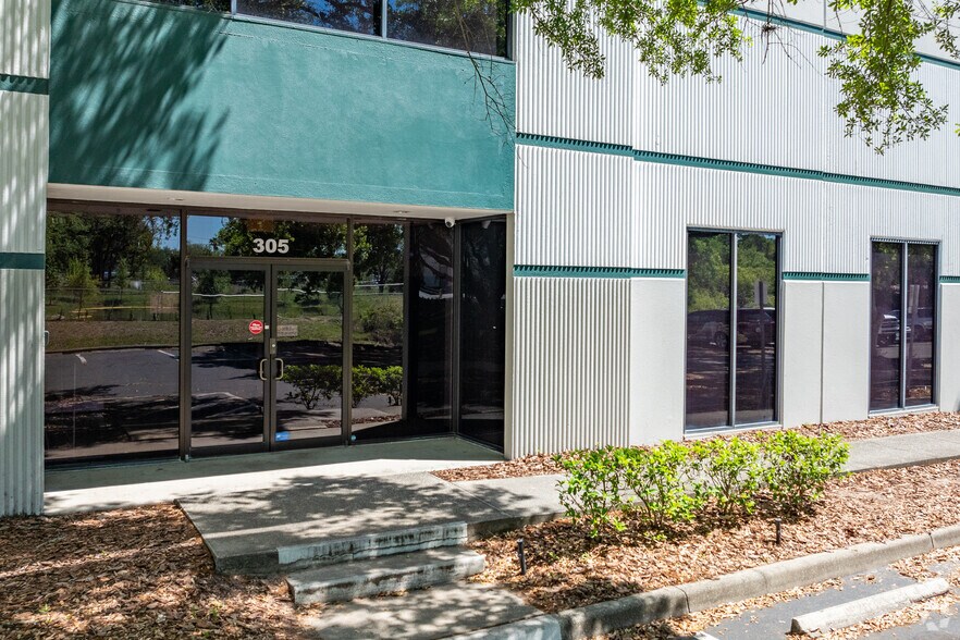 More Photos Of 9208 Palm River Rd, Tampa Warehouse For Lease
