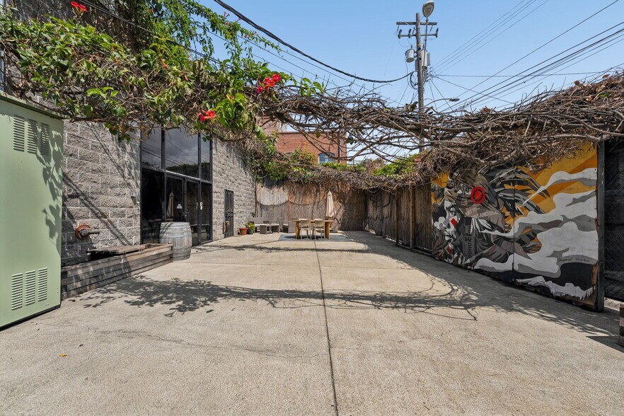 More Photos Of 825-829 27th Ave, Oakland Manufacturing For Sale
