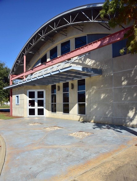 More Photos Of 2807 Meredyth Dr, Albany Restaurant For Sale