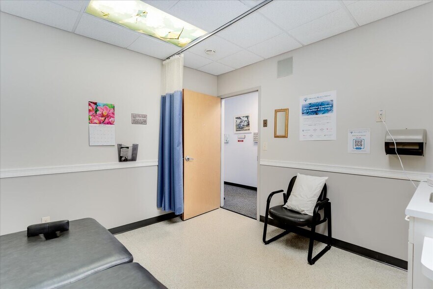 More Photos Of 207 Stage Rd, Hampstead Medical For Lease