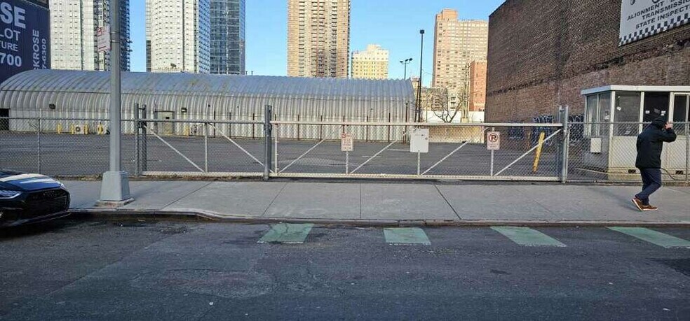 More Photos Of 551 W 38th St, New York Land For Lease