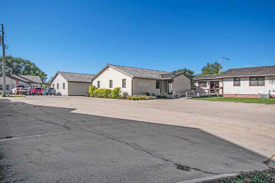 More Photos Of 1010 N Broadway St, Red Oak Medical For Sale