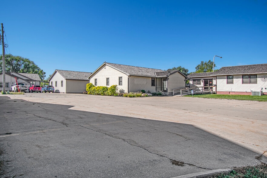 More Photos Of 1010 N Broadway St, Red Oak Medical For Lease