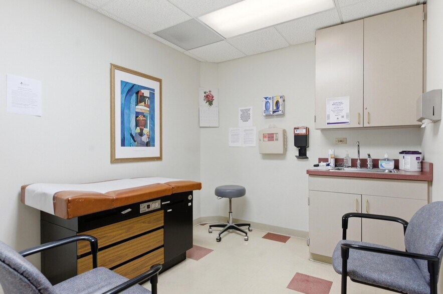 More Photos Of 1640 Willow Circle Dr, Crest Hill Medical For Sale