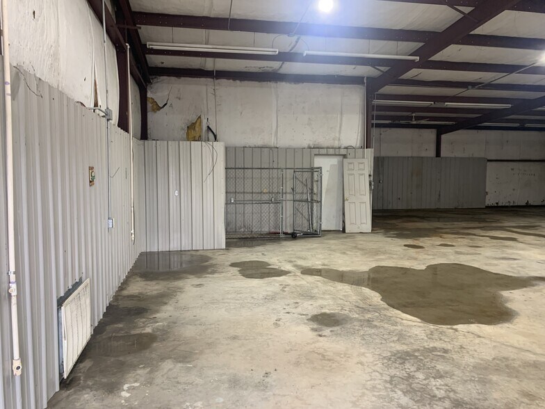 More Photos Of 567 E Highway 64, Conway Showroom For Lease