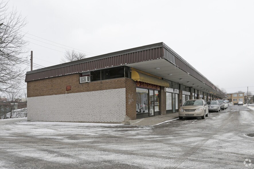 More Photos Of 5753-5781 Av Caldwell, Montréal Drugstore For Lease