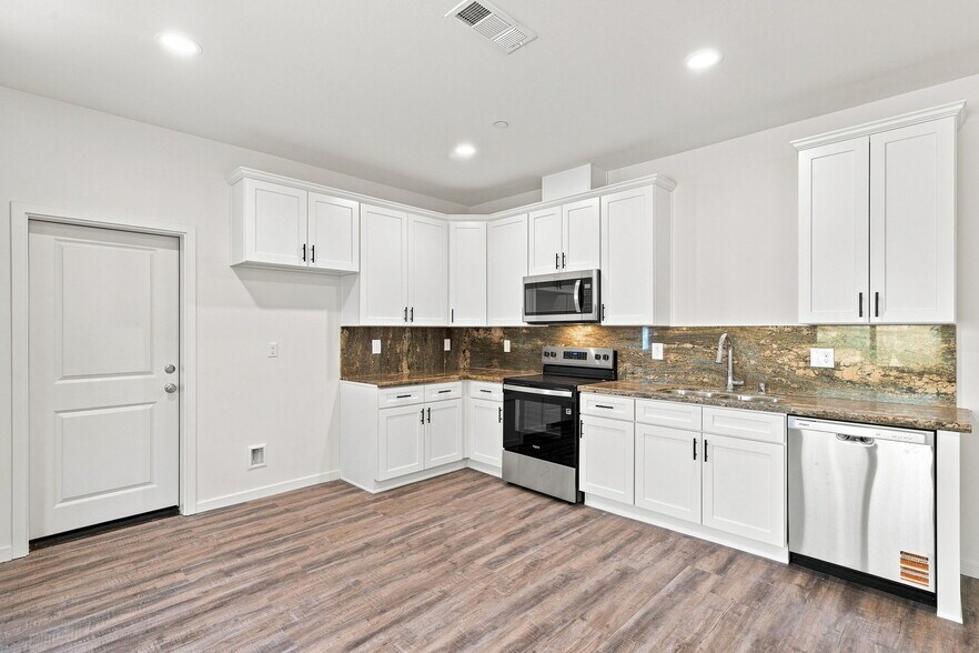 More Photos Of 9121 Prometheus Dr, Bakersfield Apartments For Sale