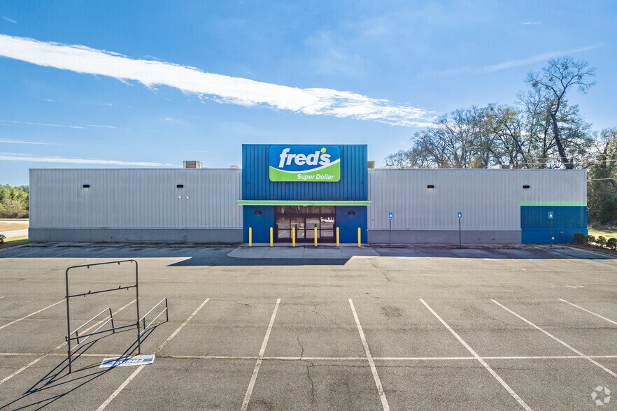 More Photos Of 201 Walnut St, Montezuma Freestanding For Lease