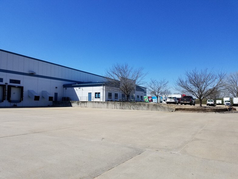 More Photos Of 1401 NW Moundview Dr, Topeka Distribution For Lease