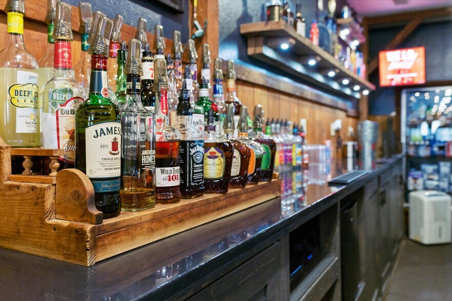 More Photos Of 322 N Pennsylvania Ave, Lawson Bar For Sale