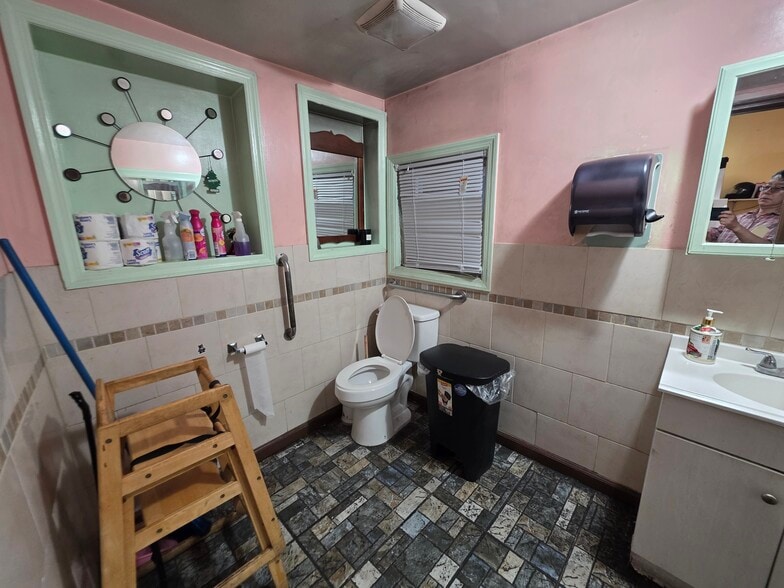 More Photos Of 1309 Summit Ave, Union City Storefront Retail Residential For Sale