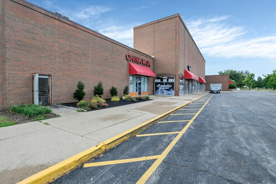 More Photos Of 221 Summit St, Celina Supermarket For Lease