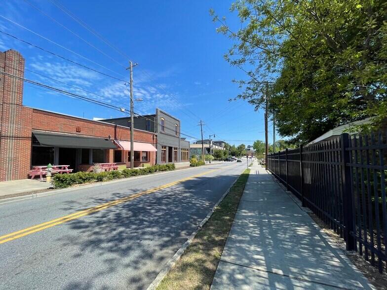 More Photos Of 5388-5392 Peachtree Rd, Chamblee Storefront For Lease