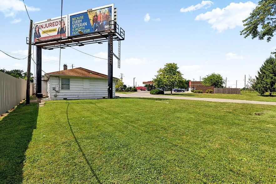 More Photos Of 7102 E Pendleton Pike, Indianapolis Office For Sale