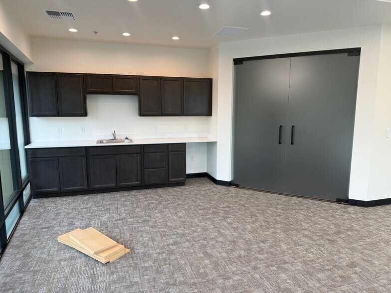 More Photos Of 125 Cap Ct, Eugene Light Distribution For Lease